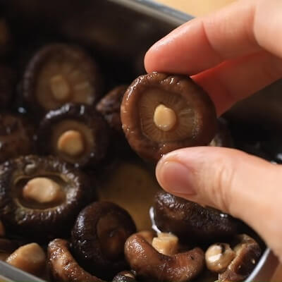 Faire tremper les champignons shiitake