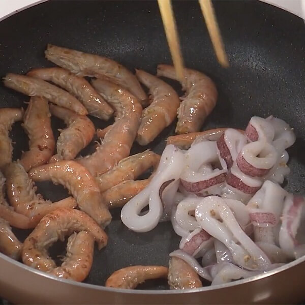 Faites sauter les crevettes et calamars