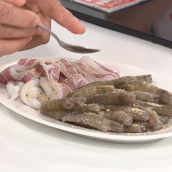 Faites mariner les calamars et les crevettes