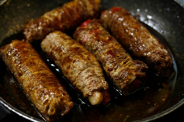 Faites revenir légèrement le bœuf avant de griller au charbon