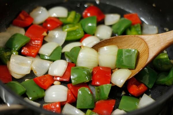 Faites sauter à feu vif légumes