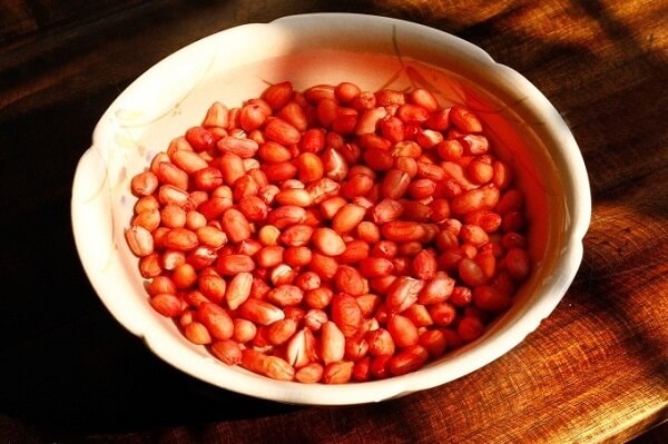 Faites tremper les cacahuètes dans l'eau froide