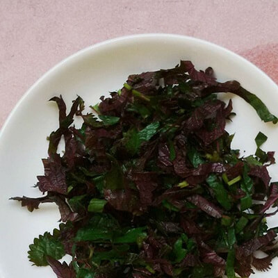 Feuilles de périlla hachées