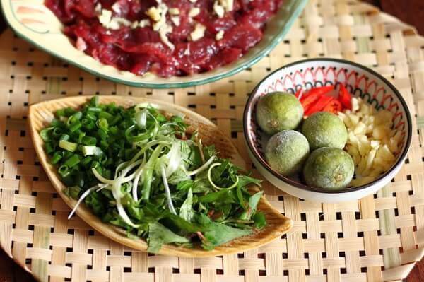 Hachée les oignons et feuilles laksa