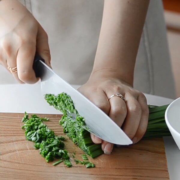 Hacher la ciboule de Chine