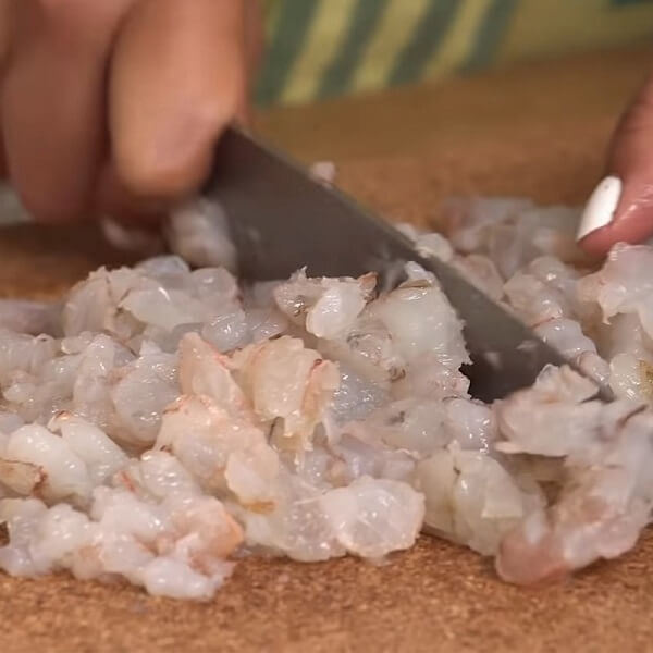 Hacher les crevettes