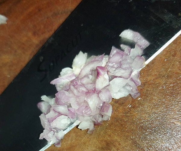 Hacher les échalotes