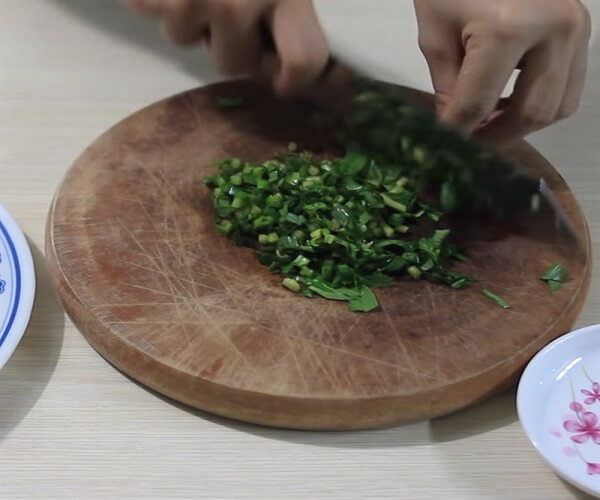 Hacher les herbes aromatiques