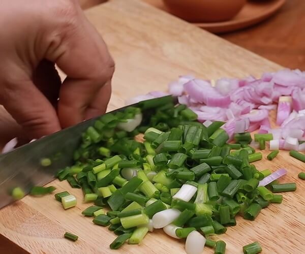 Hacher les oignons verts et échalotes