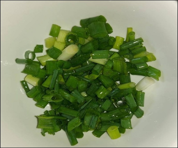 Hacher les oignons verts