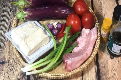 Ingrédients pour faire des aubergines mijotées avec du tofu et de la viande