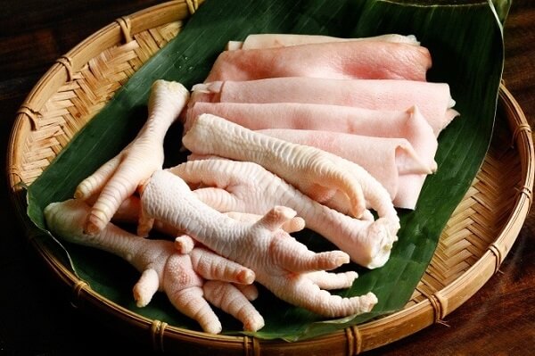 La couenne et pattes de poulet créent une adhérence