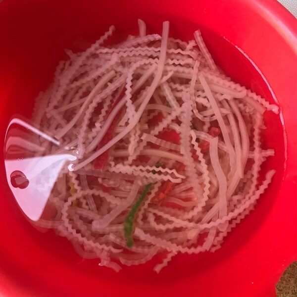 La fécule de pomme de terre dans un bol