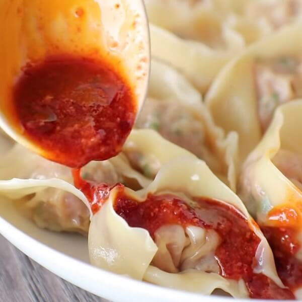 La sauce épicée pénètre dans les wontons