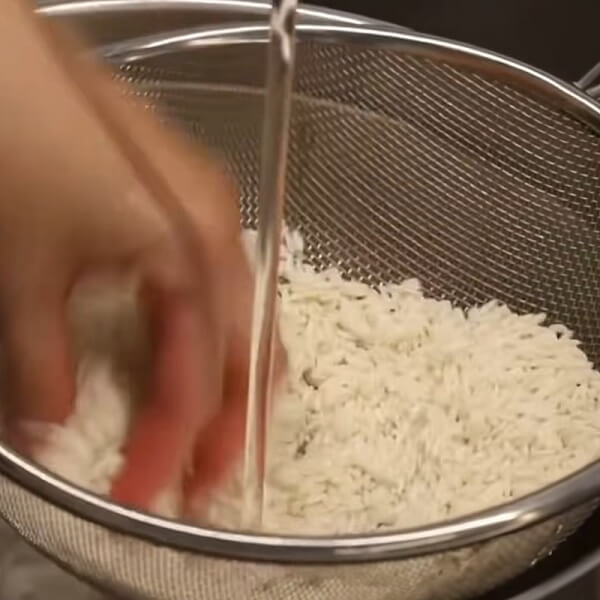 Lavez soigneusement le riz gluant