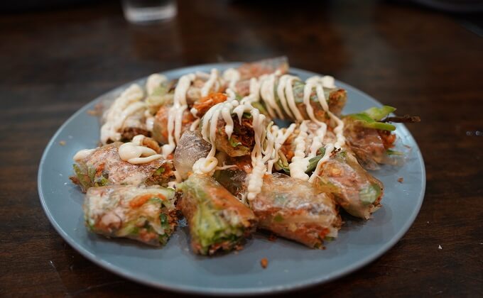 Le banh trang nuong ressemble à une pizza