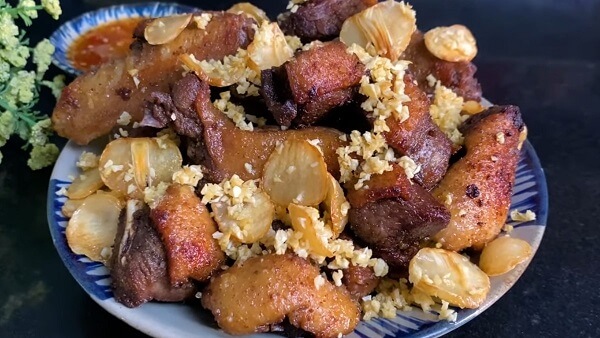 Le canard avec l'ail frit