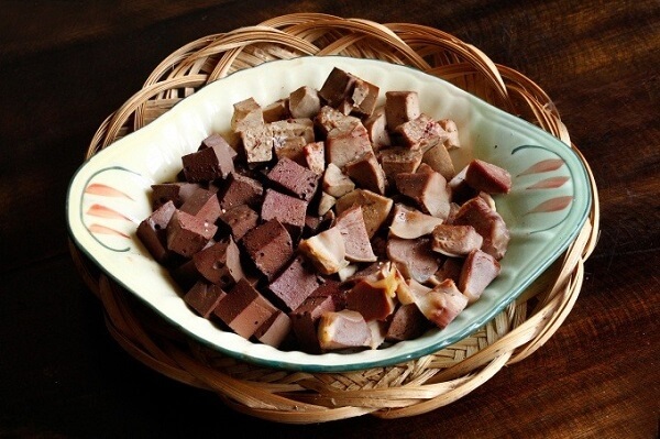 Les gésiers de poulet sont pressés avec du sel