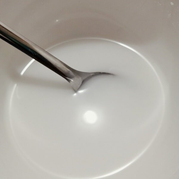 Mélange fécule de tapioca et l'eau