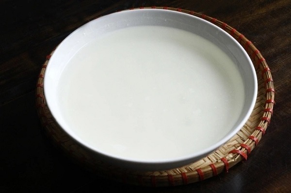 Mélanger la farine avec de l’eau