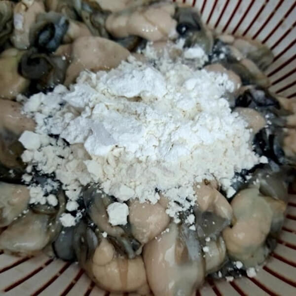 Mélangez bien la farine avec les huîtres