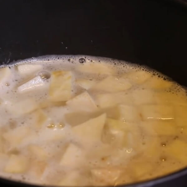 Mettez le taro dans la casserole avec 100 gr de sucre