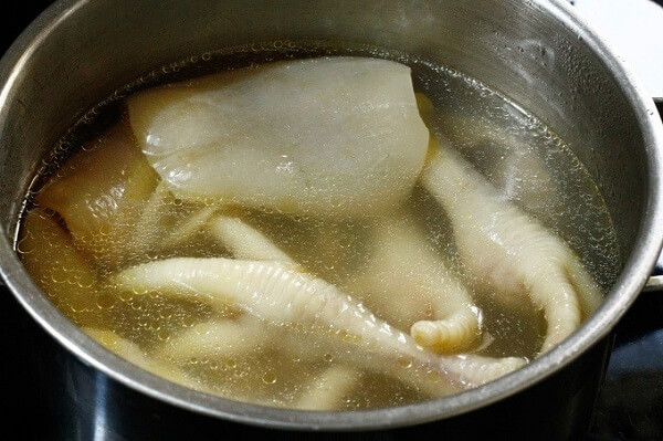 Mijoter la couenne et les pattes ensemble