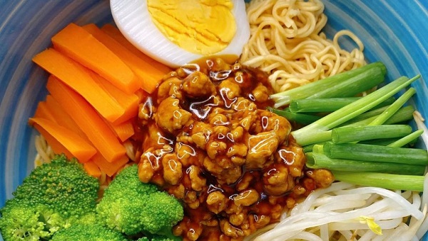 Nouilles mélangées viande hachée