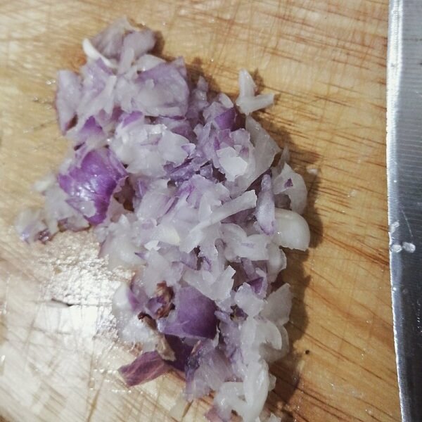 Oignon violet pelé et haché