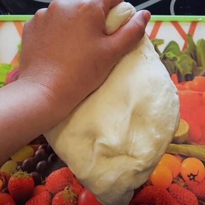 Pétrir la pâte sur une planche à découper