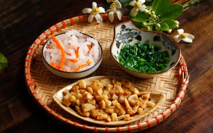 Pickles, petits morceaux de graisse frits, ciboule