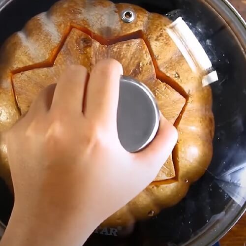 Placez entièrement la citrouille dans un cuiseur vapeur