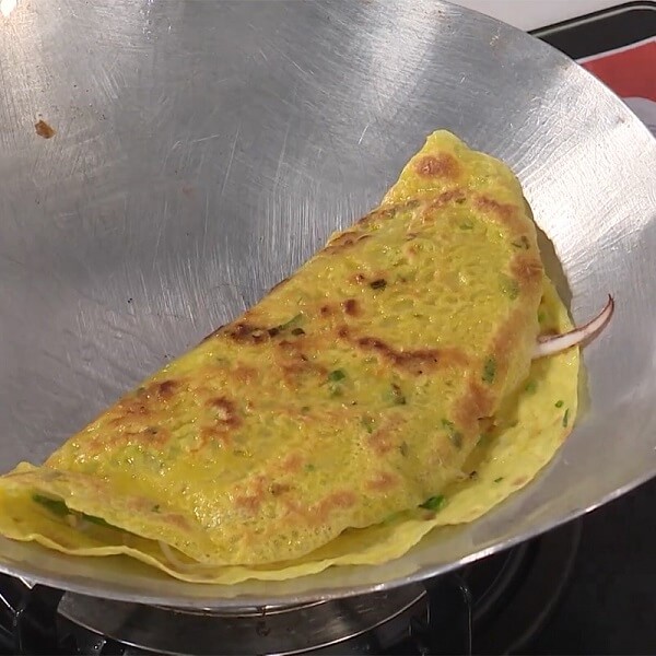 Pliez délicatement la crêpe en deux