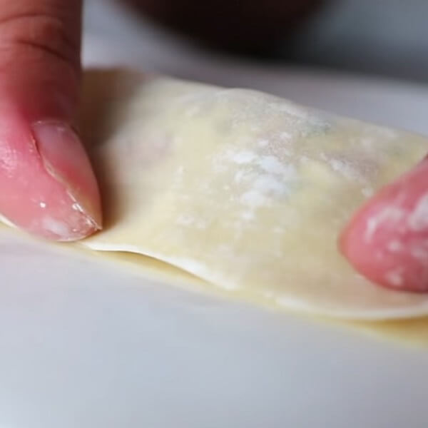 Pliez les feuilles de wonton en deux