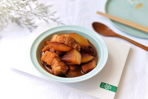 Porc braisé aux radis blanc