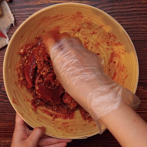 Portez des gants en plastique pour le mélange