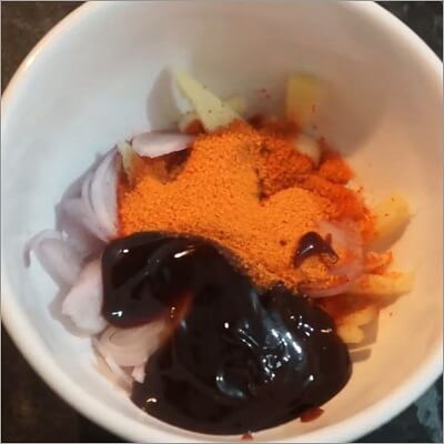 Préparez un bol épice pour la marinade