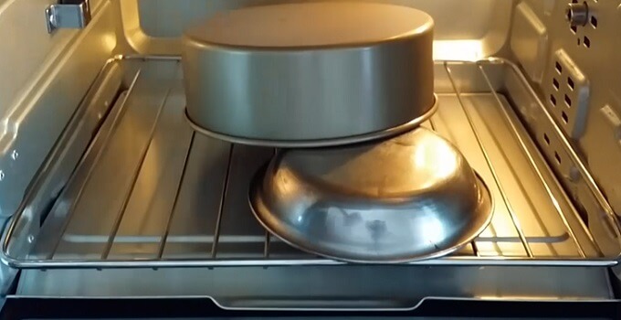 Retournez rapidement le gâteau pour prendre du volume