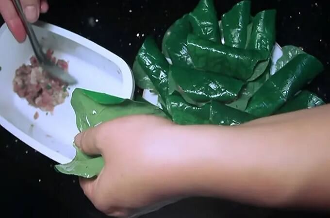 Rouler la viande avec feuille de lolot