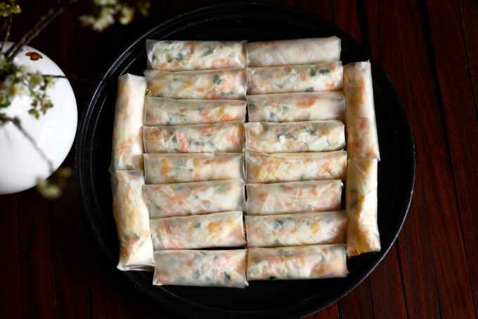 Rouler les nems comme l'image