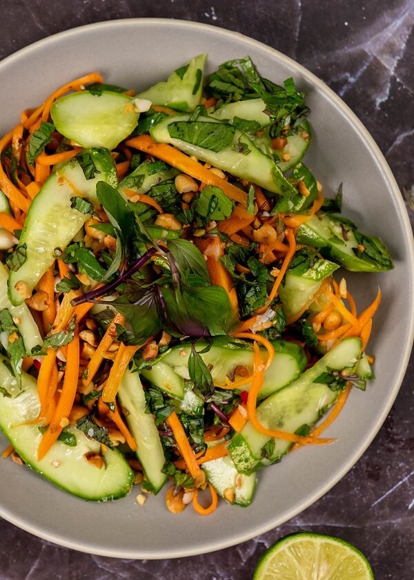 Salade carottes concombres aux herbes parfumés