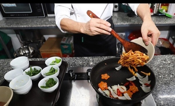 Sauté de fleurs de Bombax