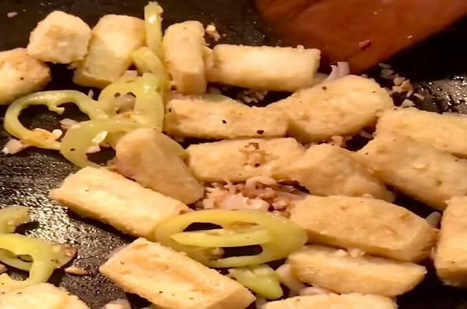 Tofu frit au sel piment prêt à être consommé