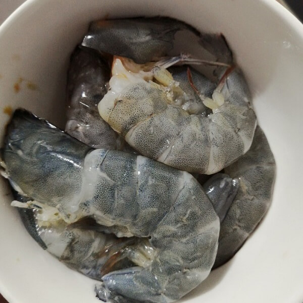 Tremper les crevettes dans de l'eau salée diluée