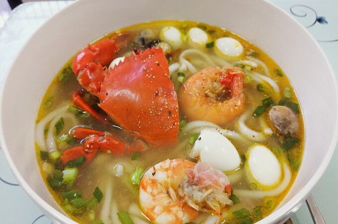 Un délicieux bol de banh canh cua