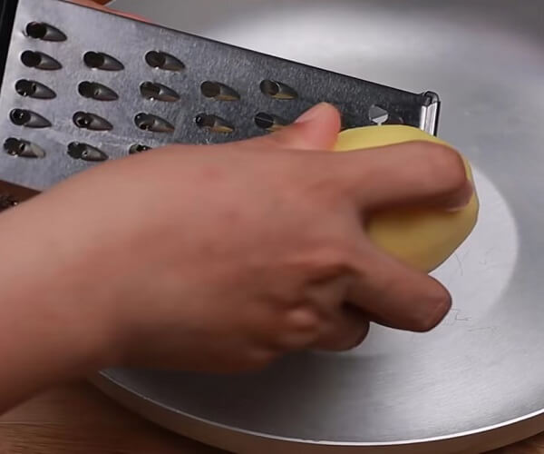 Utiliser un éplucheur ou râper