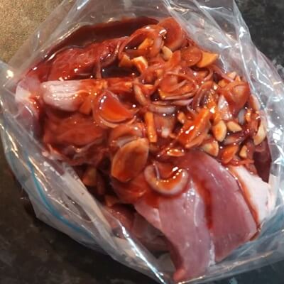 Utilisez le sac zippé pour la marinade char siu
