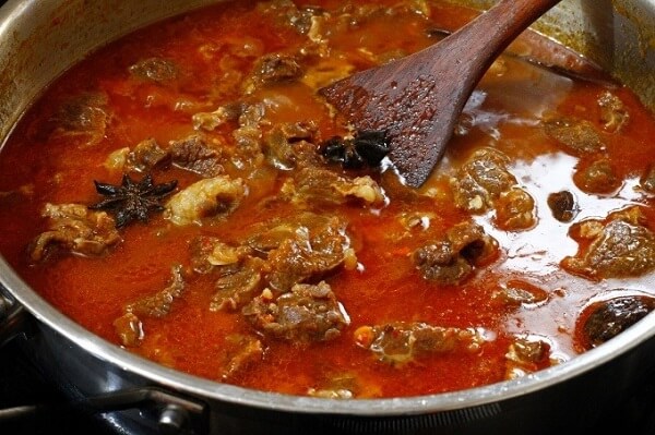 Versez dans un bol, saupoudrez de coriandre et de poivre