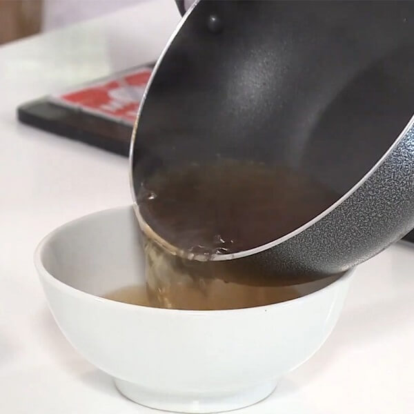 Versez la sauce de poisson dans un bol