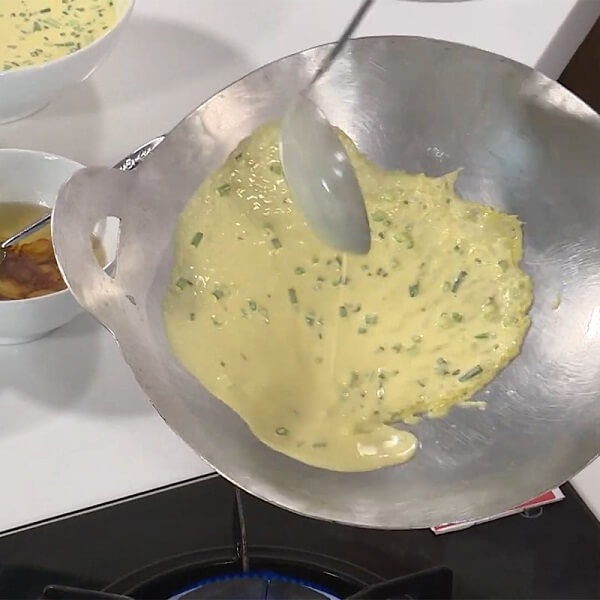 Versez une quantité modérée de pâte de banh xeo